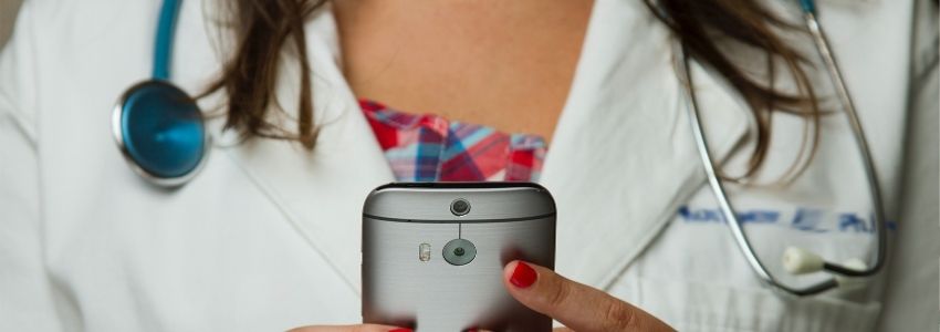 Doktor mit Smartphone