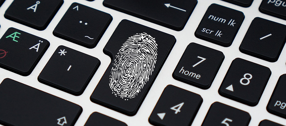 Identitätsdiebstahl - Fingerabdruck auf Computertastatur