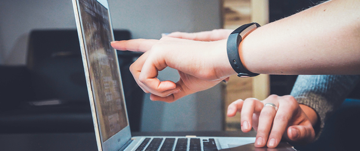 Praxistipps für Datenschutzbeauftragte - Finger zeigt auf Laptop