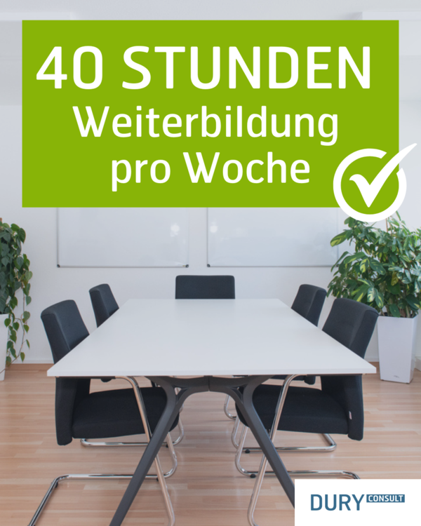 Bild eines Besprechungstisches mit Stühlen, darüber eine Aufschrift "40 STUNDEN Weiterbildung pro Woche"