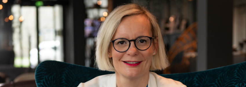 Frau lächelt in die Kamera