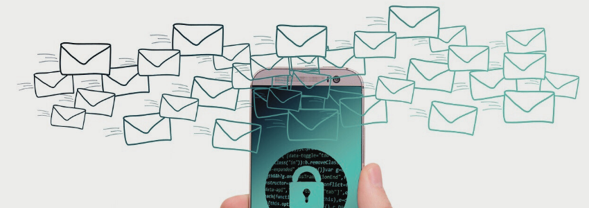 Smartphone, auf dessen Bildschirm sich ein Vorhängeschloss zu sehen ist. Über dem Smartphone schweben sehr viele Briefumschläge.