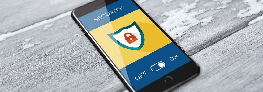 Smartphone, das auf dem Display "SECURITY" und ein Schutzschild zeigt. Darunter ist ein Switch-Button, der auf "Off" steht.