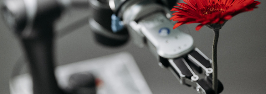 Roboter der eine Blume hält