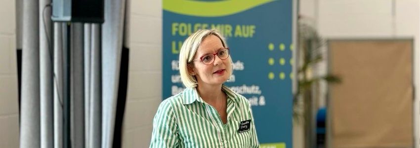Sandra Dury hält einen Vortrag