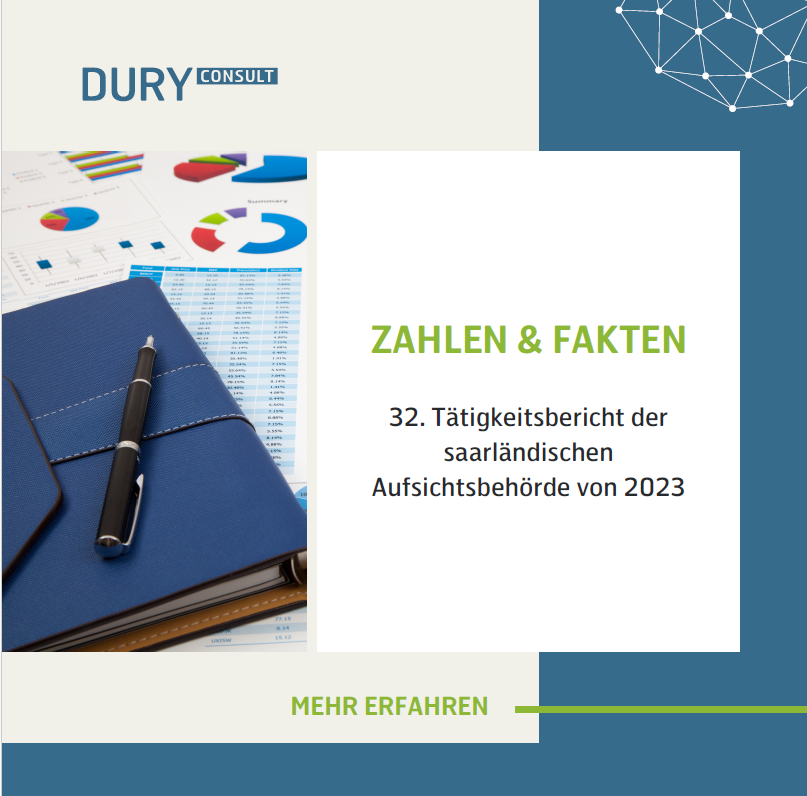 Aufschrift "ZAHLEN &amp; FAKTEN: 32. Tätigkeitsbericht der saarländischen Aufsichtsbehörde von 2023, Im Hintergund ist ein Notizbuch, ein Kugelschreiber und Dokumente mit Datentabellen zu sehen