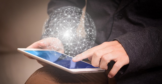 Person mit Tablet in der Hand über dem ein Netzwerk schwebt